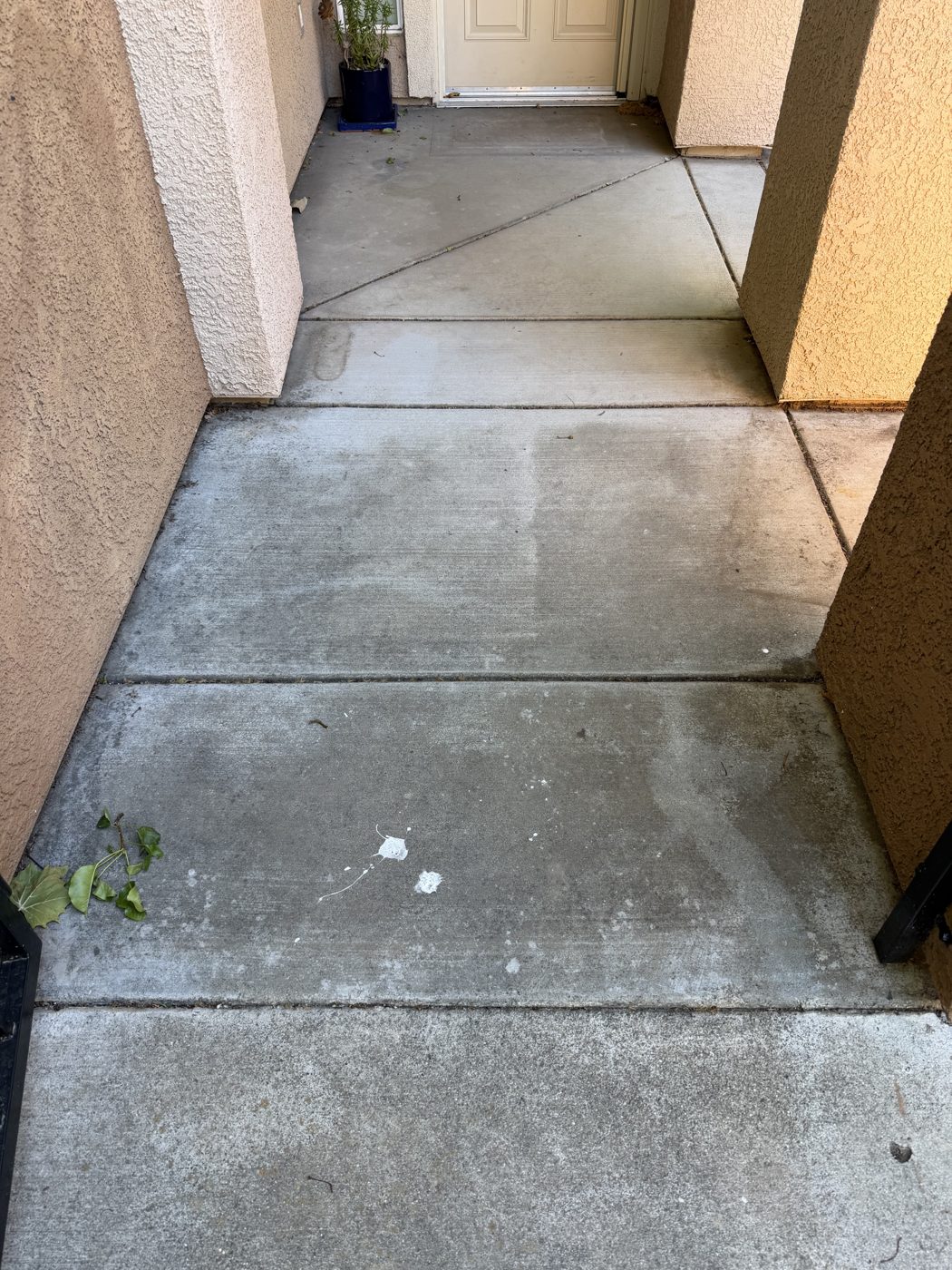 Courtyard patio before pressure washing